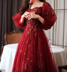 Vestido largo de fiesta de tul con mangas abullonadas en color rojo vino 