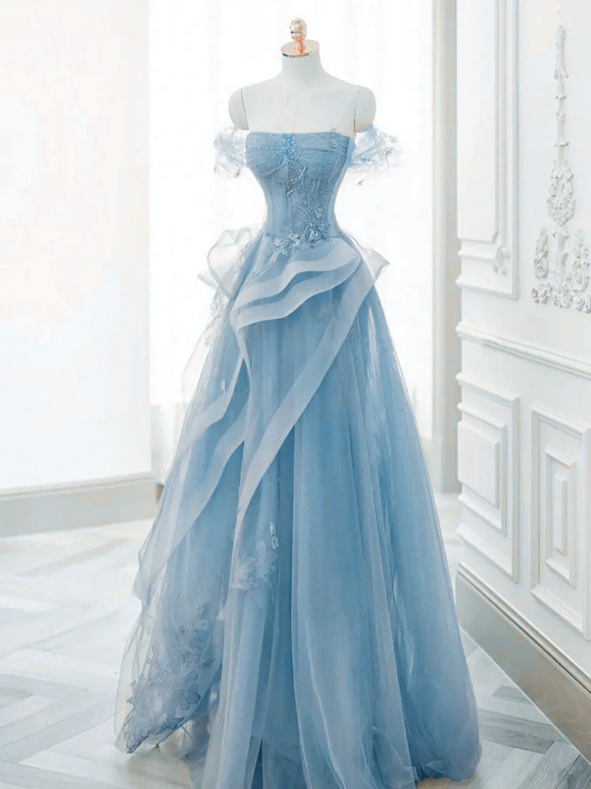 Vestido formal de tul azul claro con encaje y corte en A hasta el suelo 