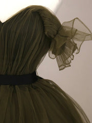 Vestido formal verde con escote en forma de corazón y hombros descubiertos 
