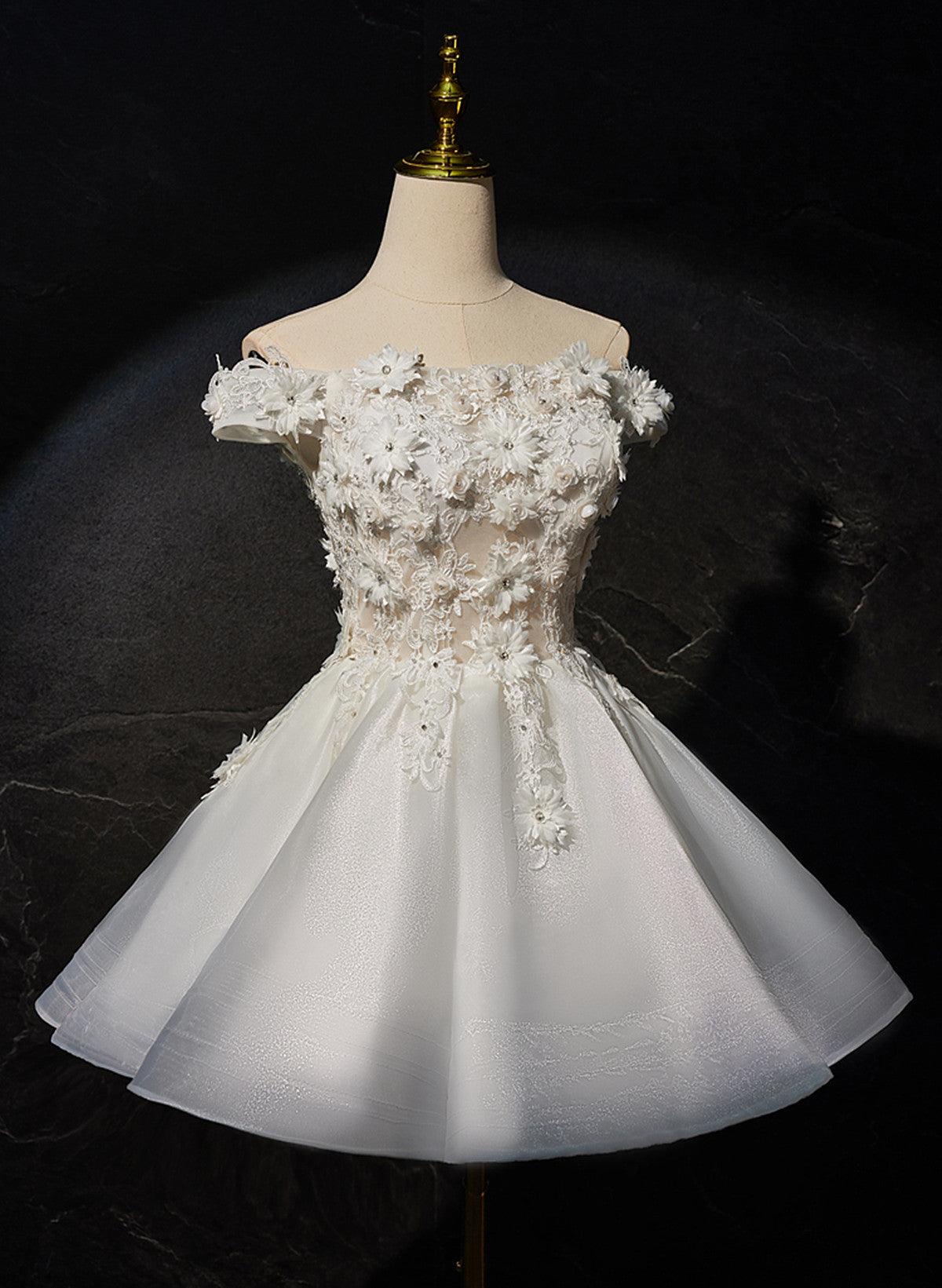 Vestido corto de fiesta con encaje y flores blancas 