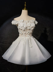 Vestido corto de fiesta con encaje y flores blancas 