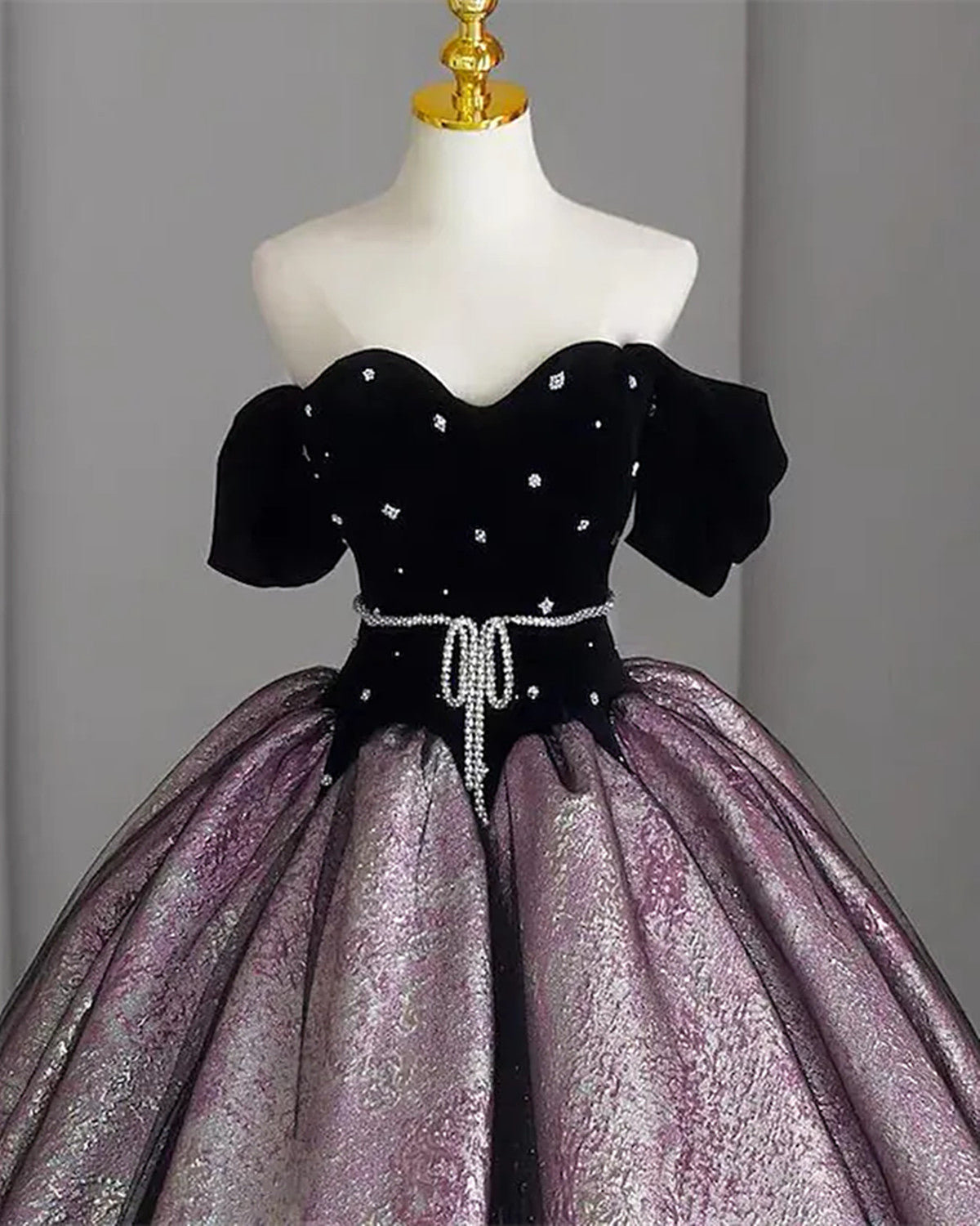 Hermoso vestido formal largo con cuentas y escote corazón y hombros descubiertos 