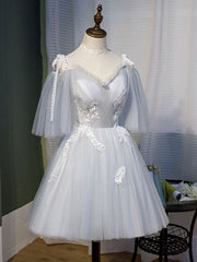 Vestido corto de fiesta gris con tirantes de tul 
