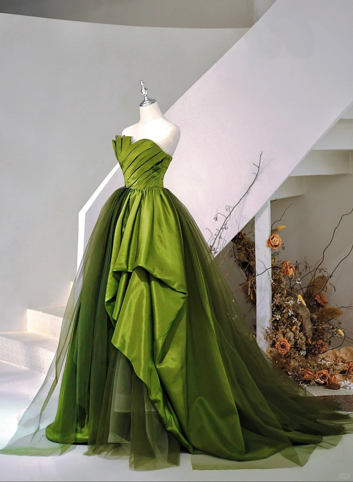 Vestido de fiesta largo con escote en forma de corazón de satén y tul verde 