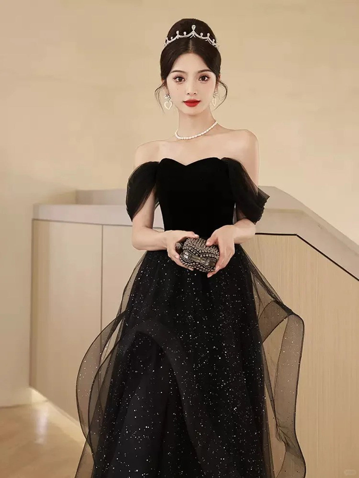 Vestido de fiesta negro con escote en forma de A y hombros descubiertos 