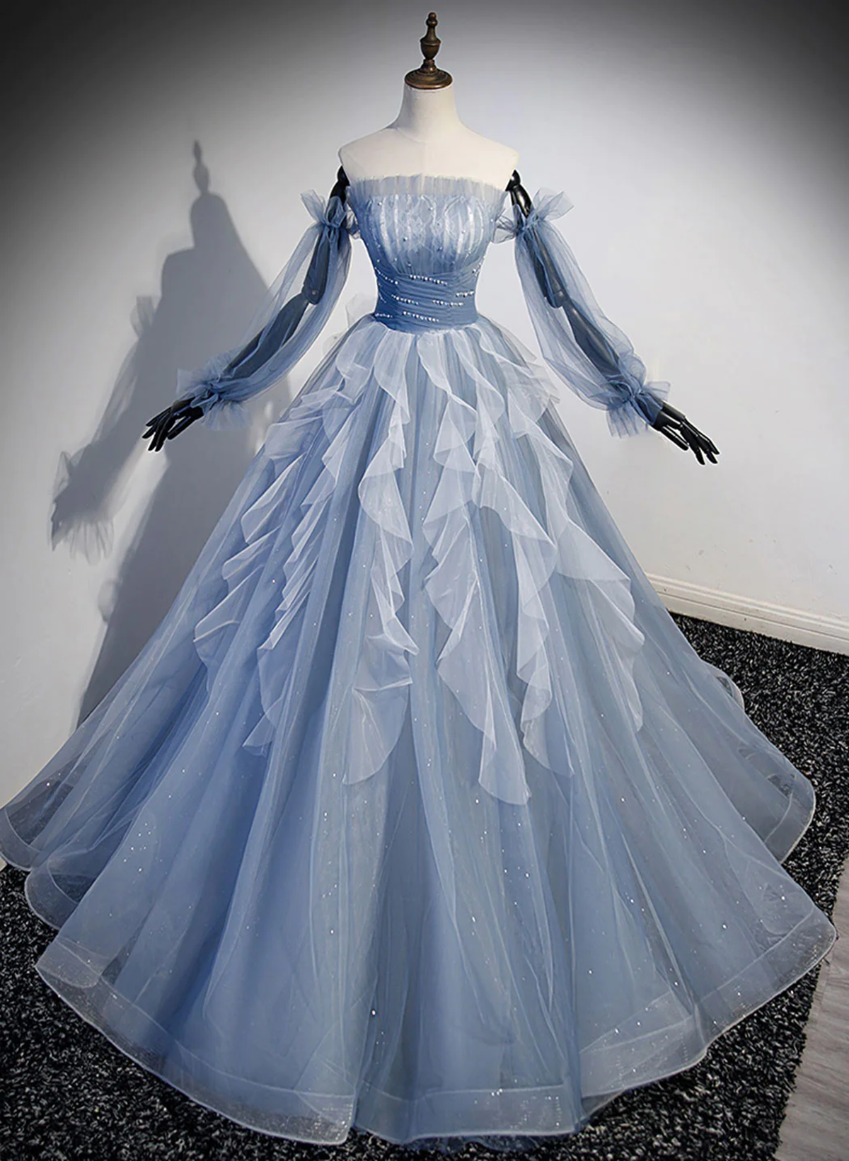 Vestido de fiesta azul claro con mangas largas y cuentas 