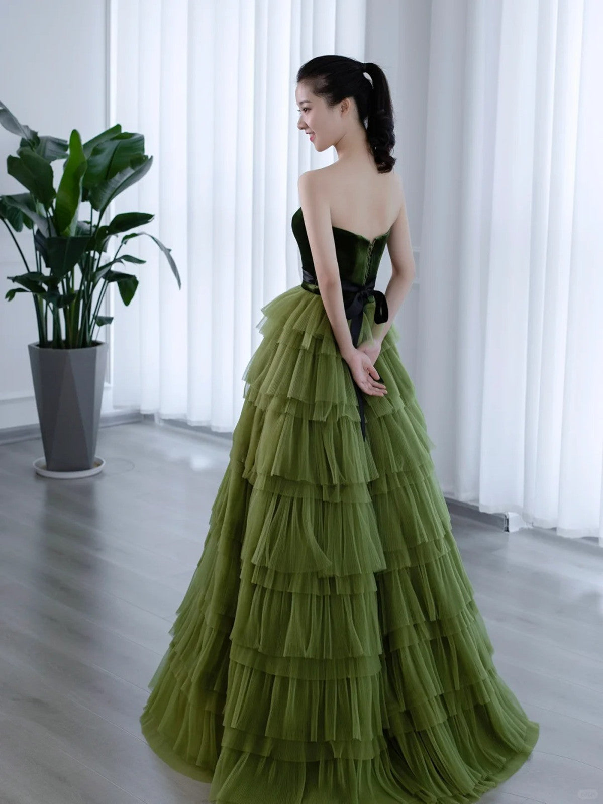 Vestido de fiesta largo de corte A sin tirantes con capas de tul verde 