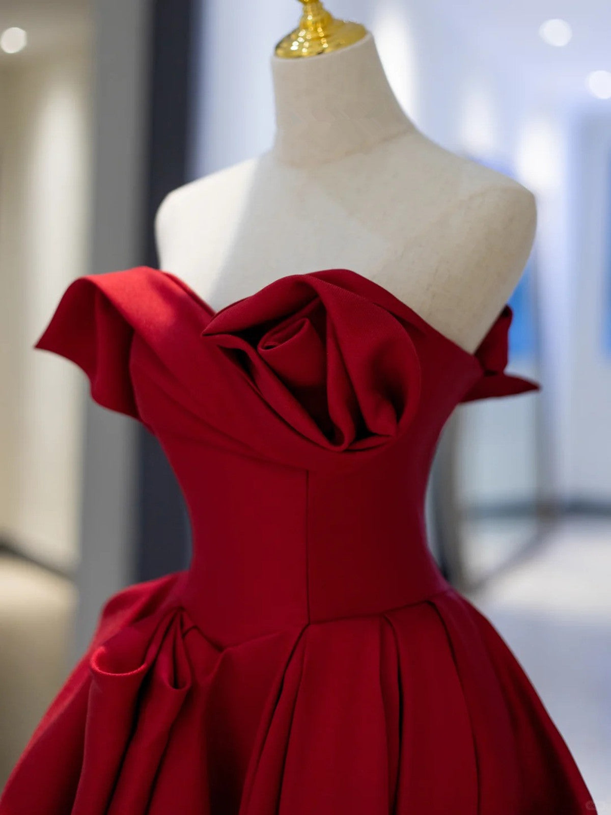 Vestido de noche largo de satén rojo vino sin tirantes y corte A 