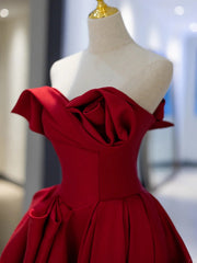 Vestido de noche largo de satén rojo vino sin tirantes y corte A 