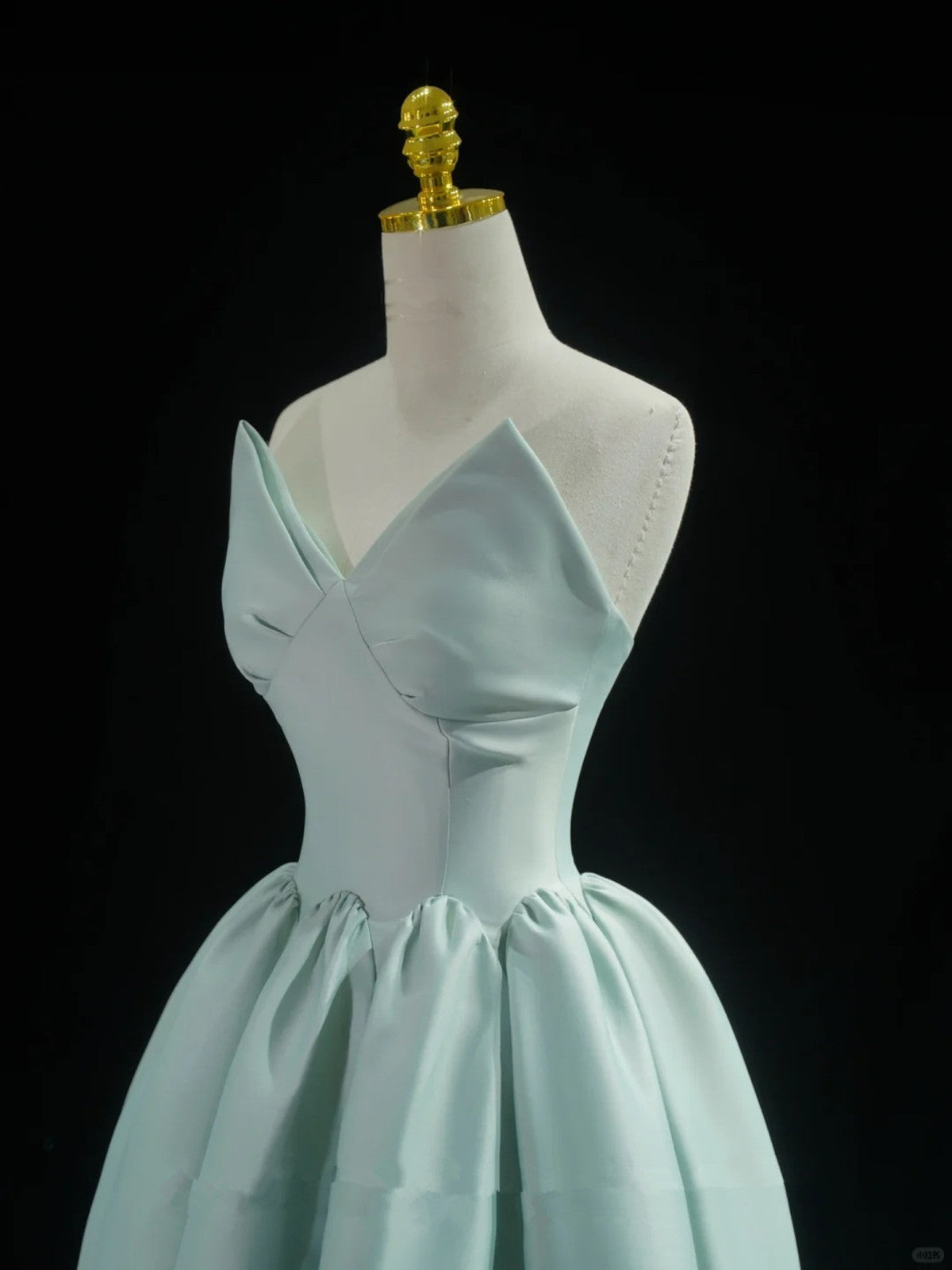 Vestido de noche largo azul con escote en V, sin tirantes y corte A 