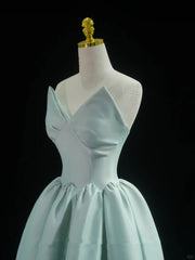 Vestido de noche largo azul con escote en V, sin tirantes y corte A 