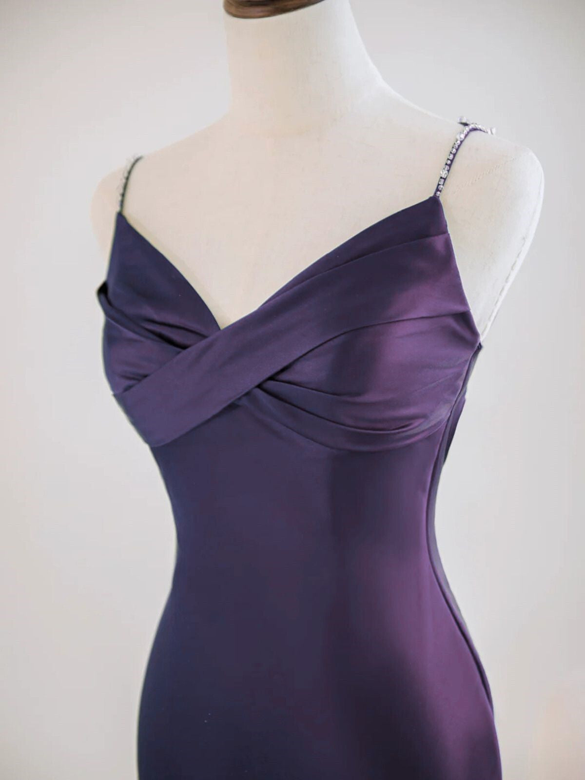 Vestido de noche de satén suave morado con tirantes de sirena y escote en V 