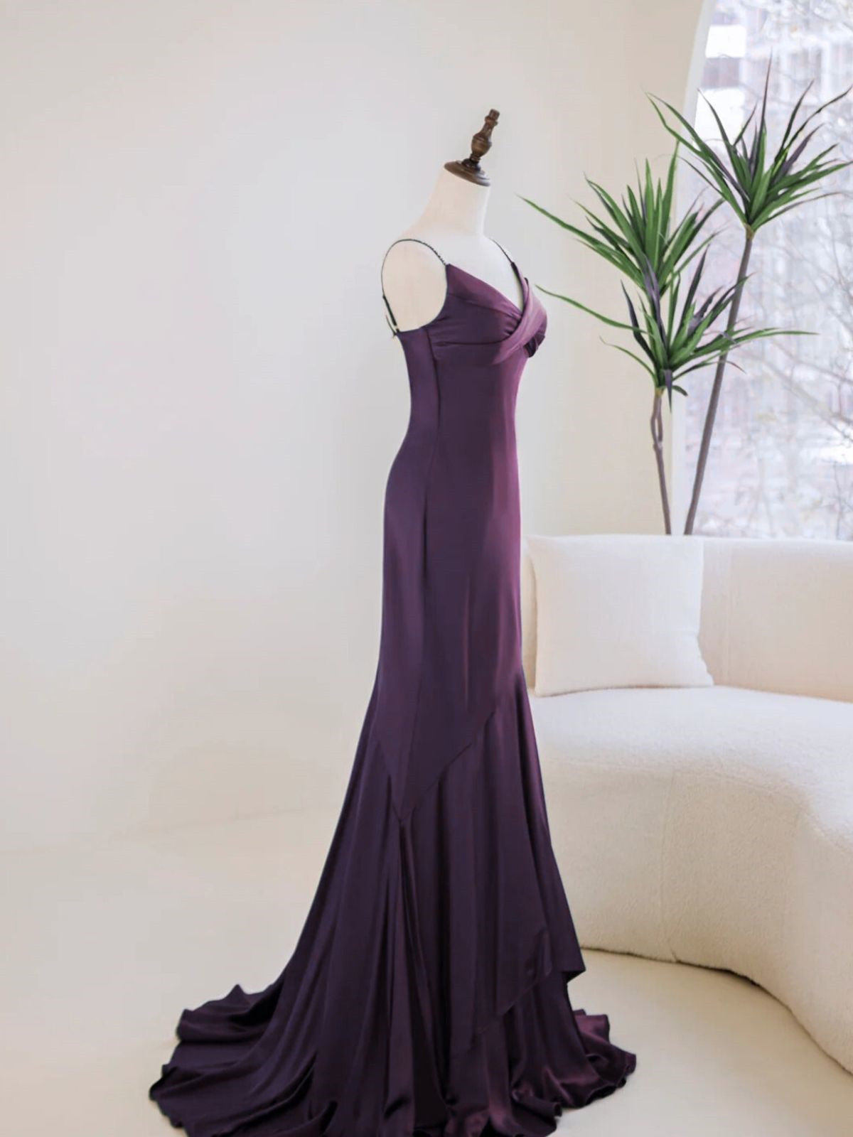 Vestido de noche de satén suave morado con tirantes de sirena y escote en V 