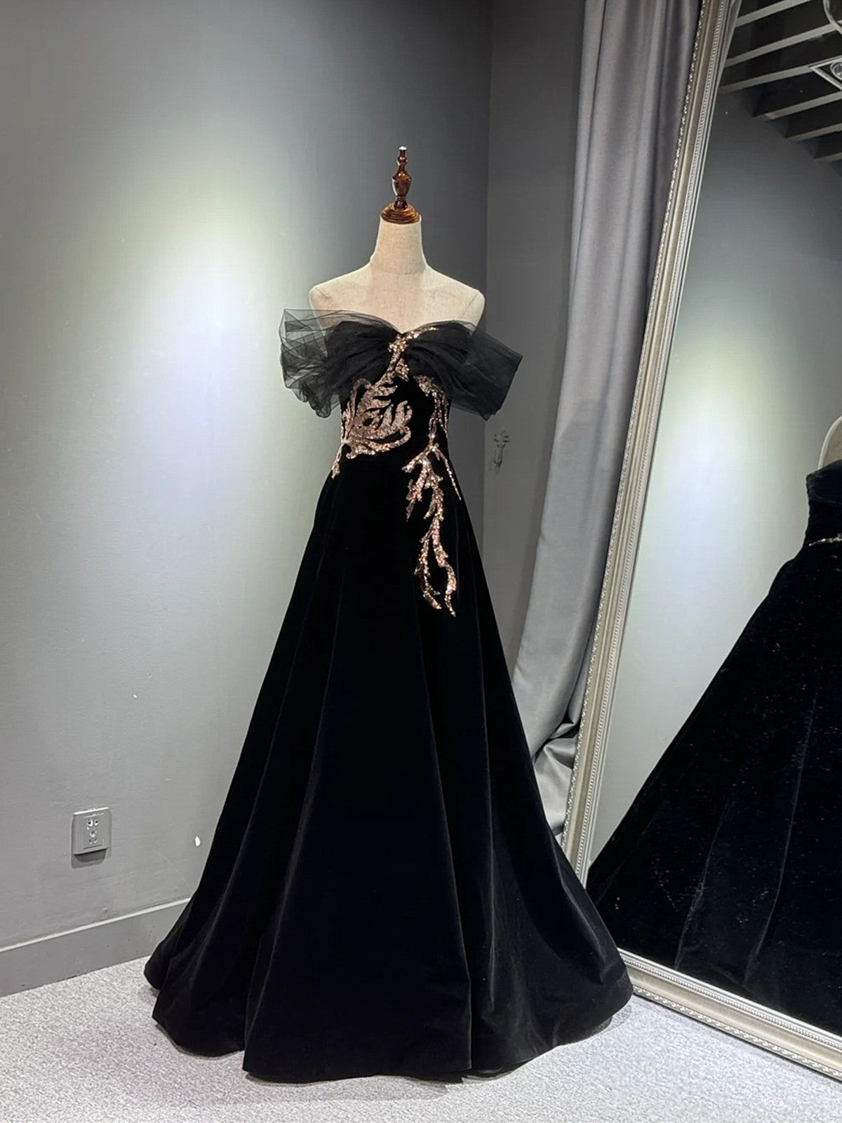 Vestido de fiesta negro de tul y terciopelo con hombros descubiertos 