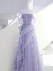 Vestido formal de tul morado claro con encaje y hombros descubiertos 
