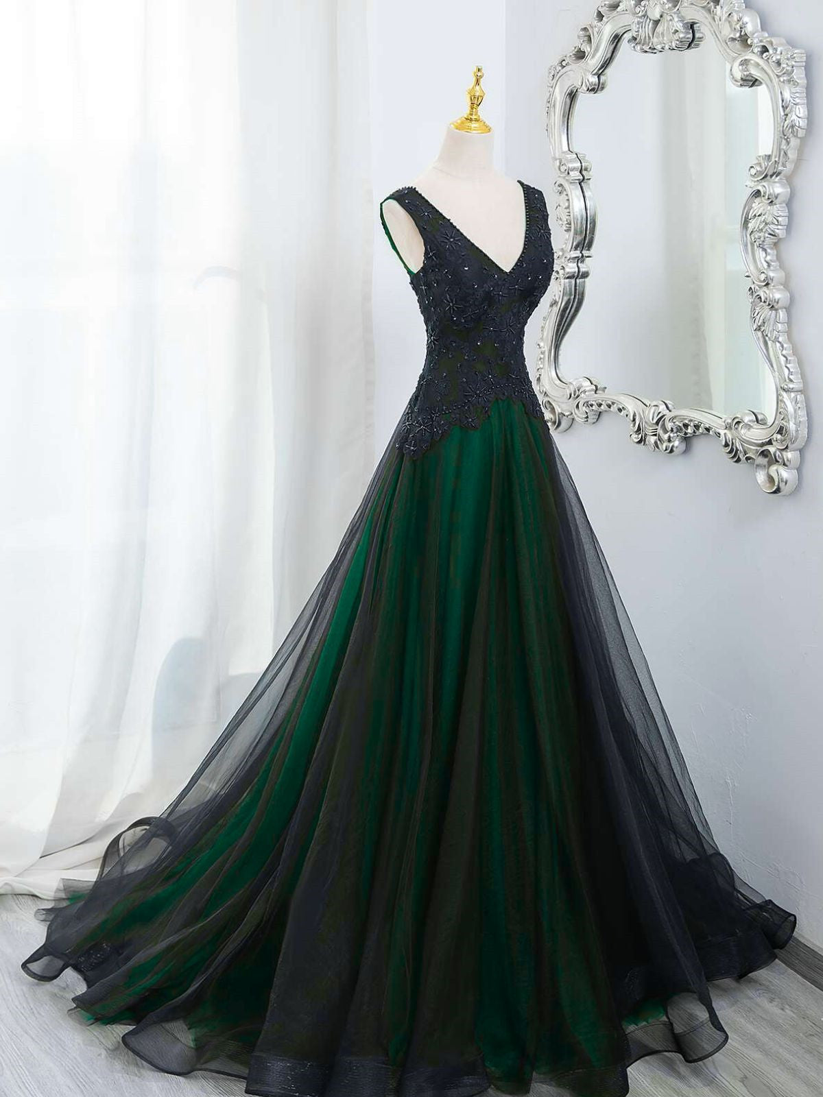 Elegante vestido de fiesta de tul con escote en V negro y verde