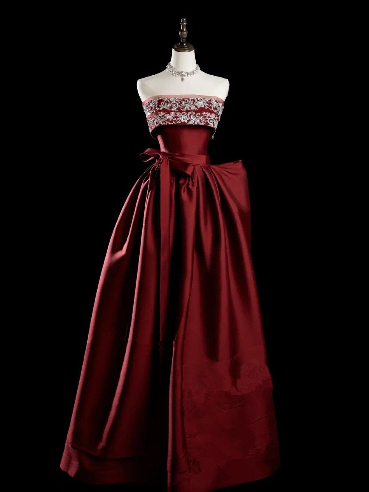 Vestido formal largo de satén rojo vino 