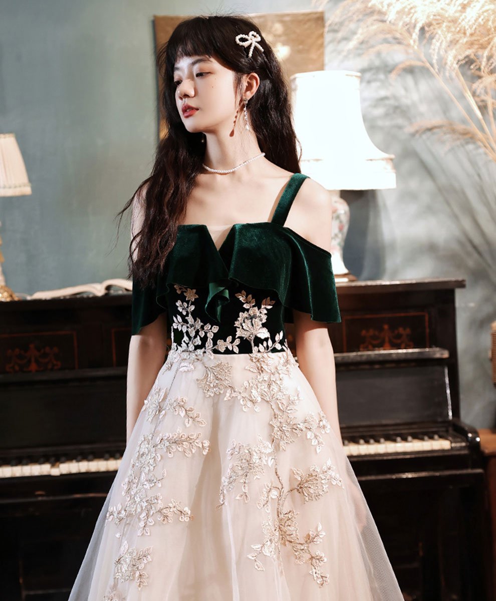 Vestido de noche con top de terciopelo verde y apliques de encaje de tul color marfil 