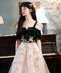 Vestido de noche con top de terciopelo verde y apliques de encaje de tul color marfil 