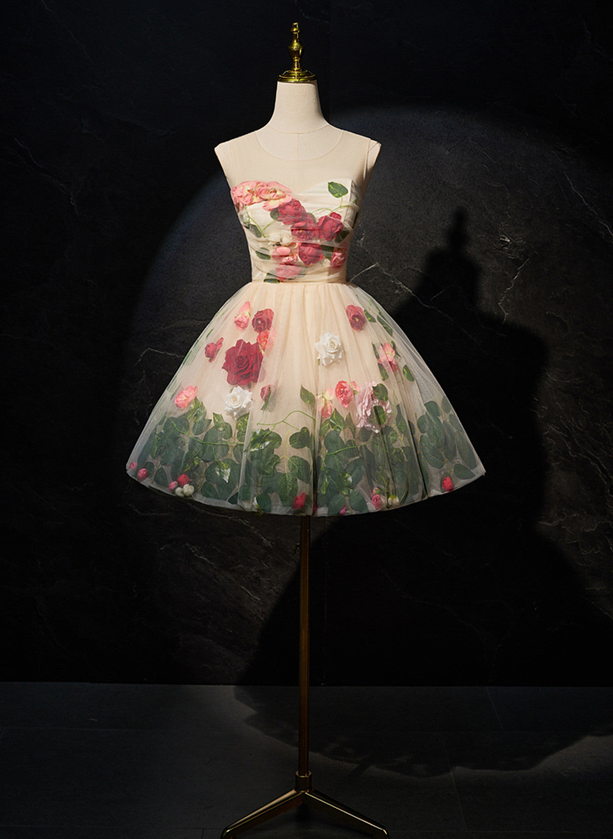 Vestido de fiesta color champán claro con escote redondo y flores bonitas 