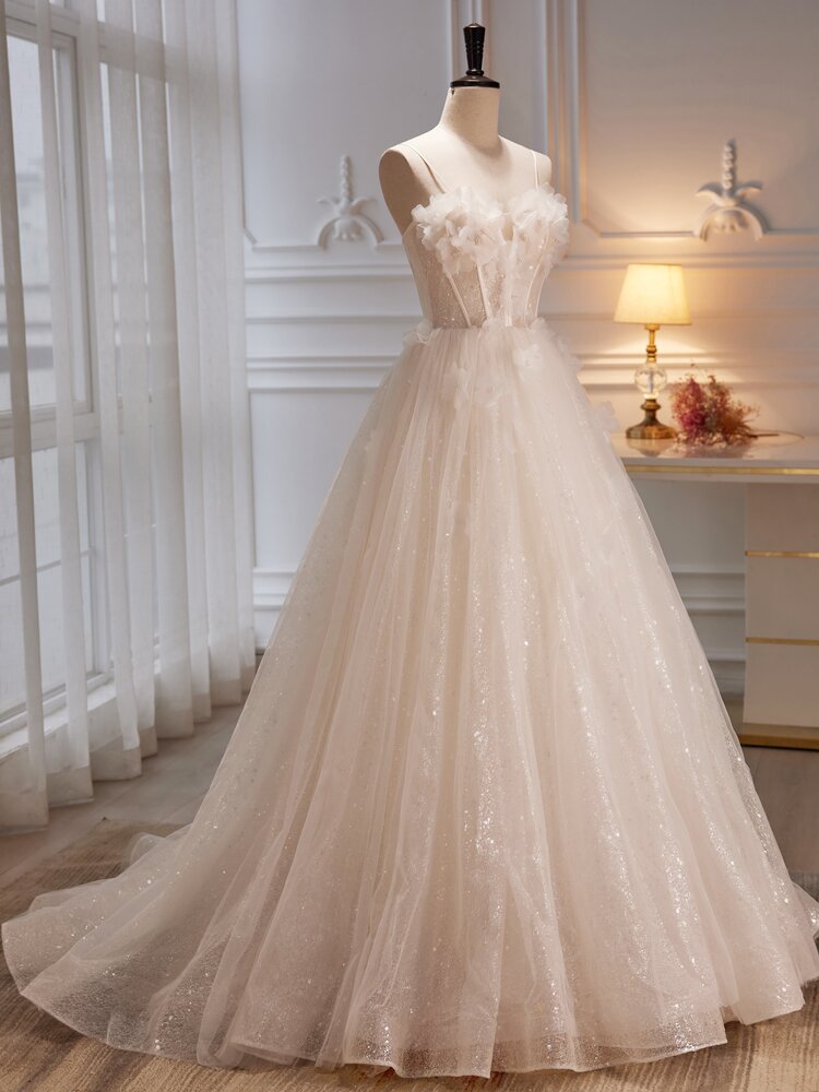 Vestido de fiesta largo de tul color marfil con flores y escote en forma de corazón 