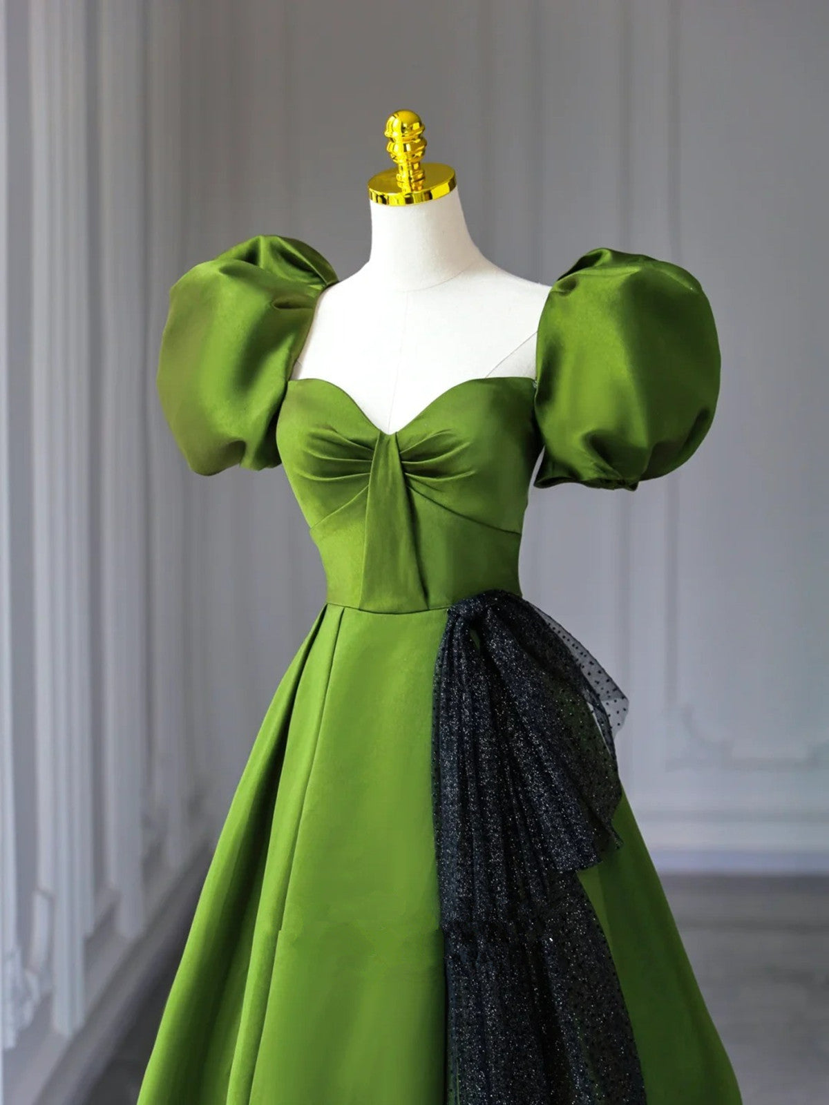 Vestido de fiesta verde de satén con escote en forma de A y mangas cortas 