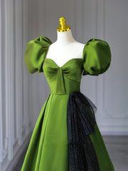 Vestido de fiesta verde de satén con escote en forma de A y mangas cortas 
