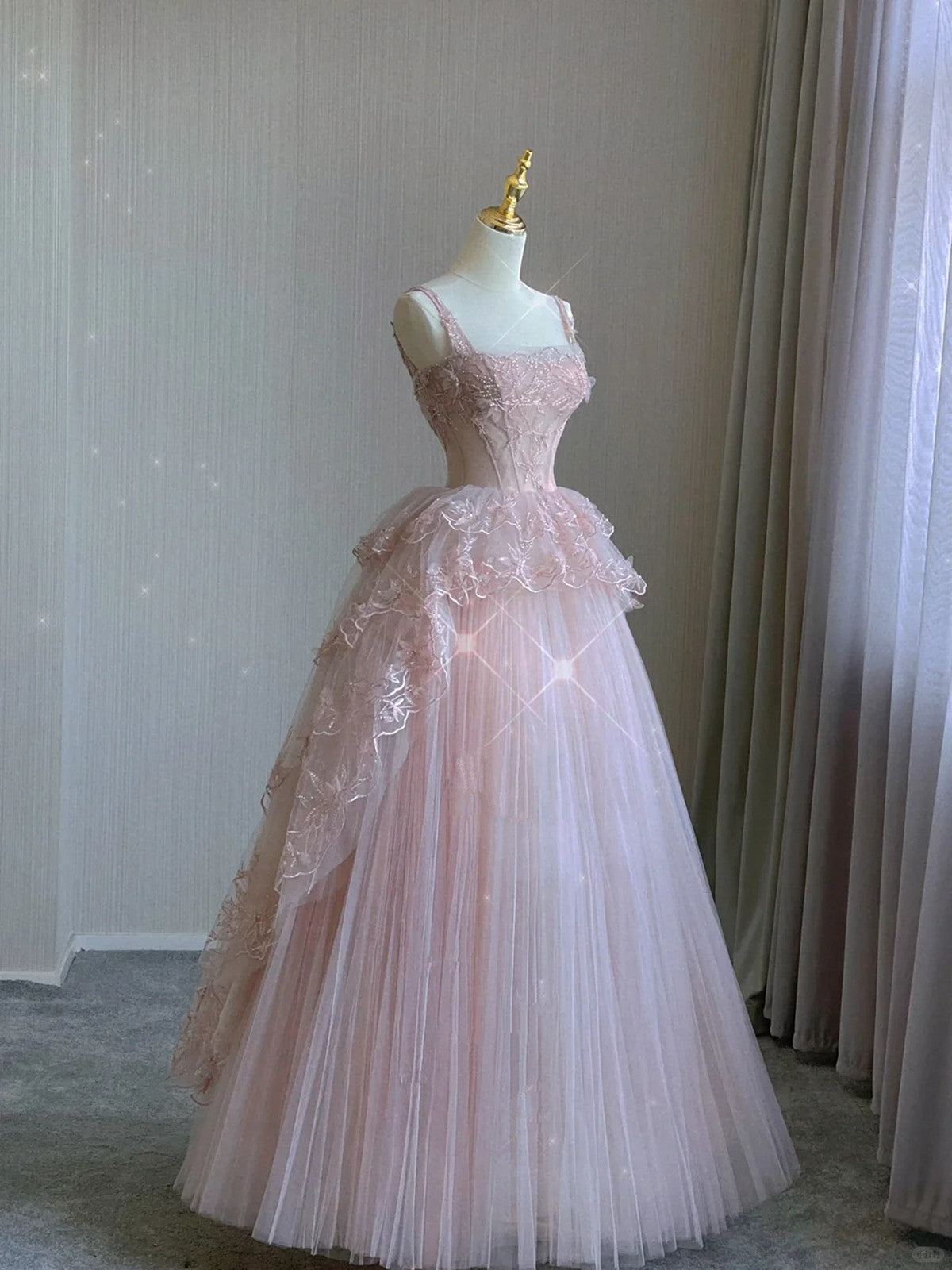 Vestido formal largo de tul y encaje con tirantes rosas en forma de A 