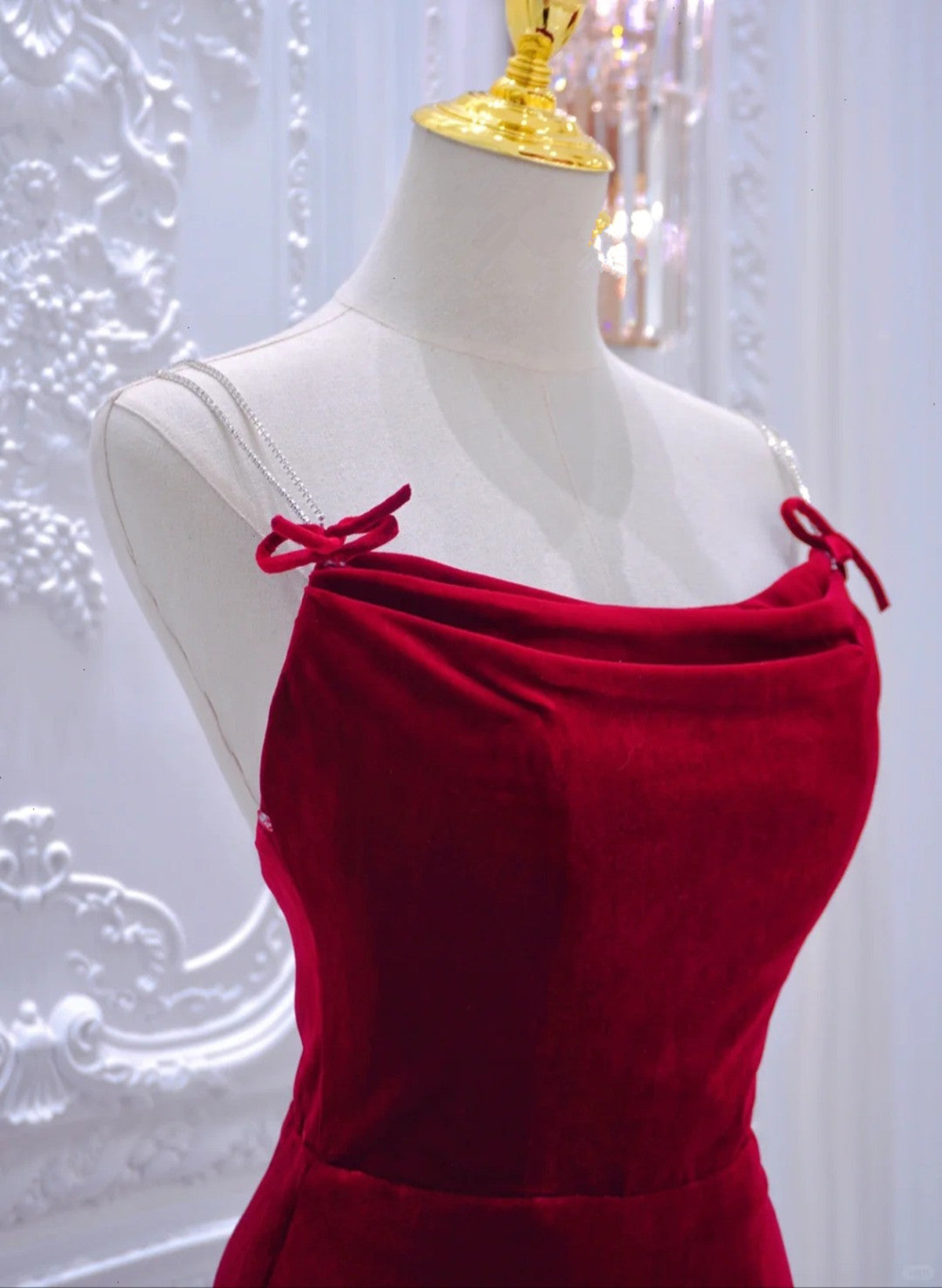 Vestido de noche largo con tirantes de sirena en color rojo vino 