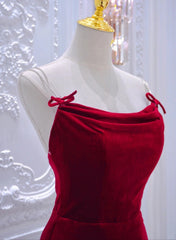 Vestido de noche largo con tirantes de sirena en color rojo vino 