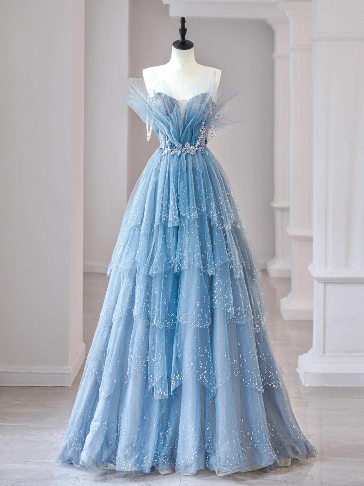 Vestido de fiesta con capas de tul azul claro, tirantes y cuentas 