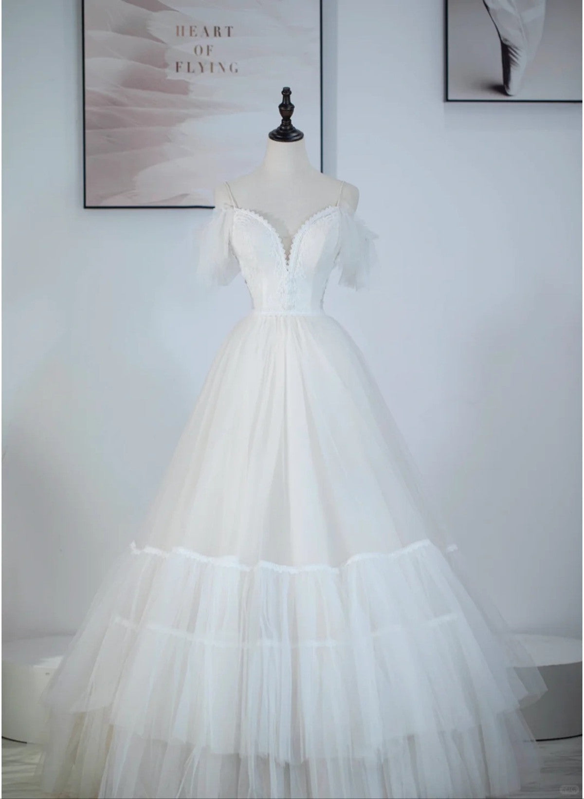 Vestido de fiesta de tul color marfil con escote en V, tirantes y hombros descubiertos 