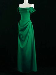 Vestido formal verde de corte A con hombros descubiertos y largo hasta el suelo 