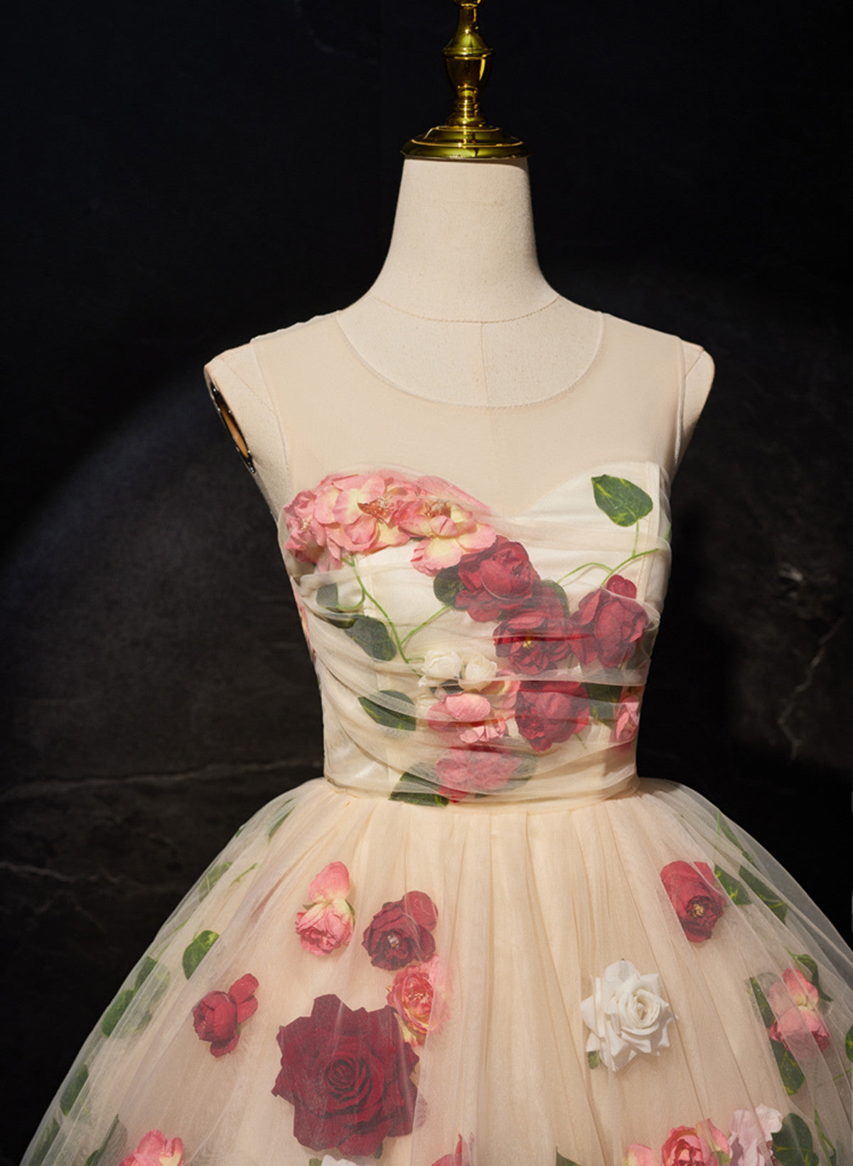 Vestido de fiesta color champán claro con escote redondo y flores bonitas 