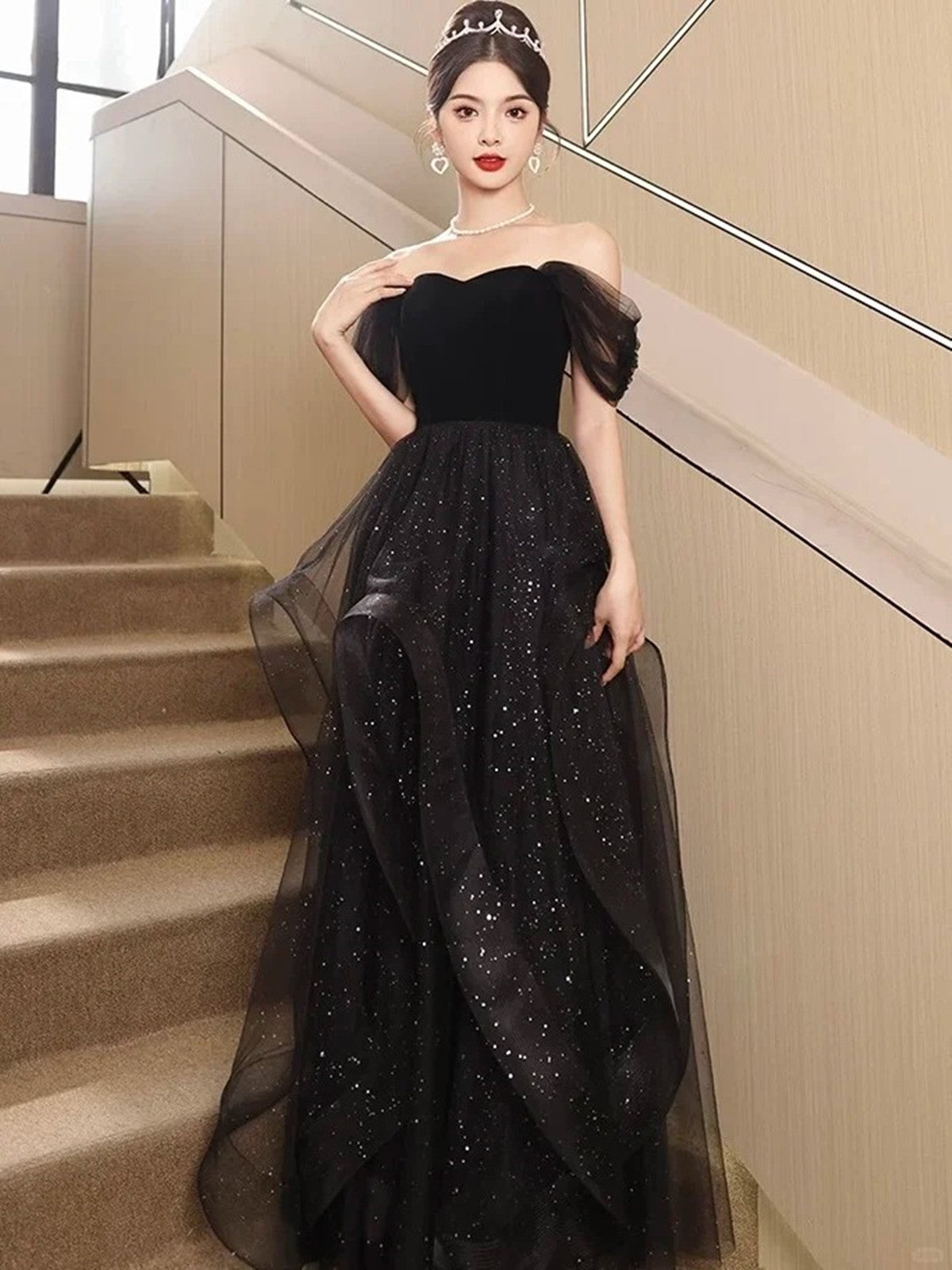 Vestido de fiesta negro con escote en forma de A y hombros descubiertos 