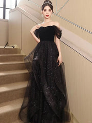 Vestido de fiesta negro con escote en forma de A y hombros descubiertos 
