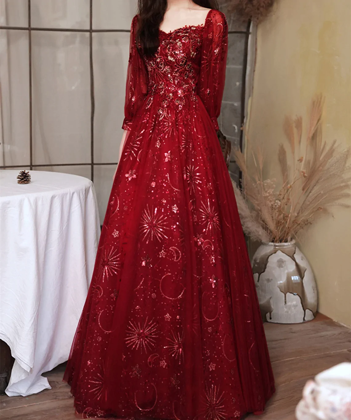 Vestido largo de fiesta de tul con mangas abullonadas en color rojo vino 