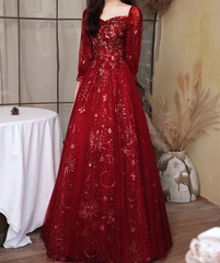 Vestido largo de fiesta de tul con mangas abullonadas en color rojo vino 