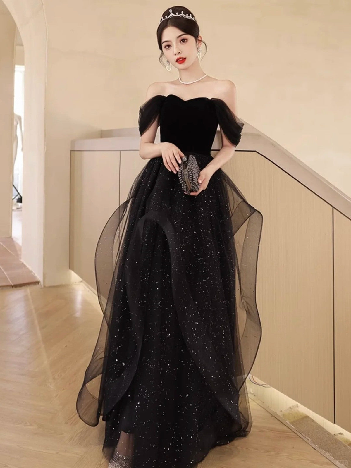Vestido de fiesta negro con escote en forma de A y hombros descubiertos 