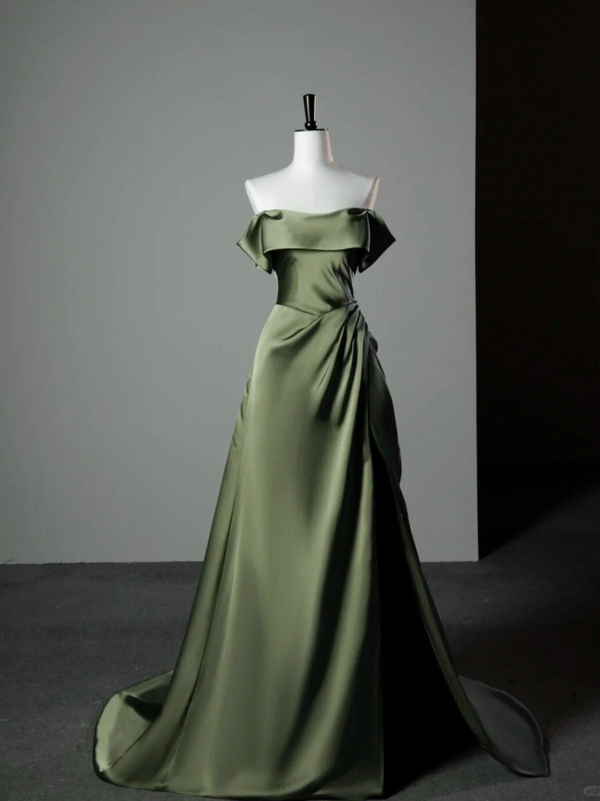 Vestido de noche largo de satén verde suave con hombros descubiertos y corte A 