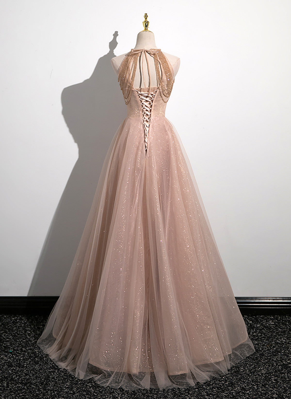 Precioso vestido de fiesta de tul con cuello halter y apliques de encaje en color rosa perla 