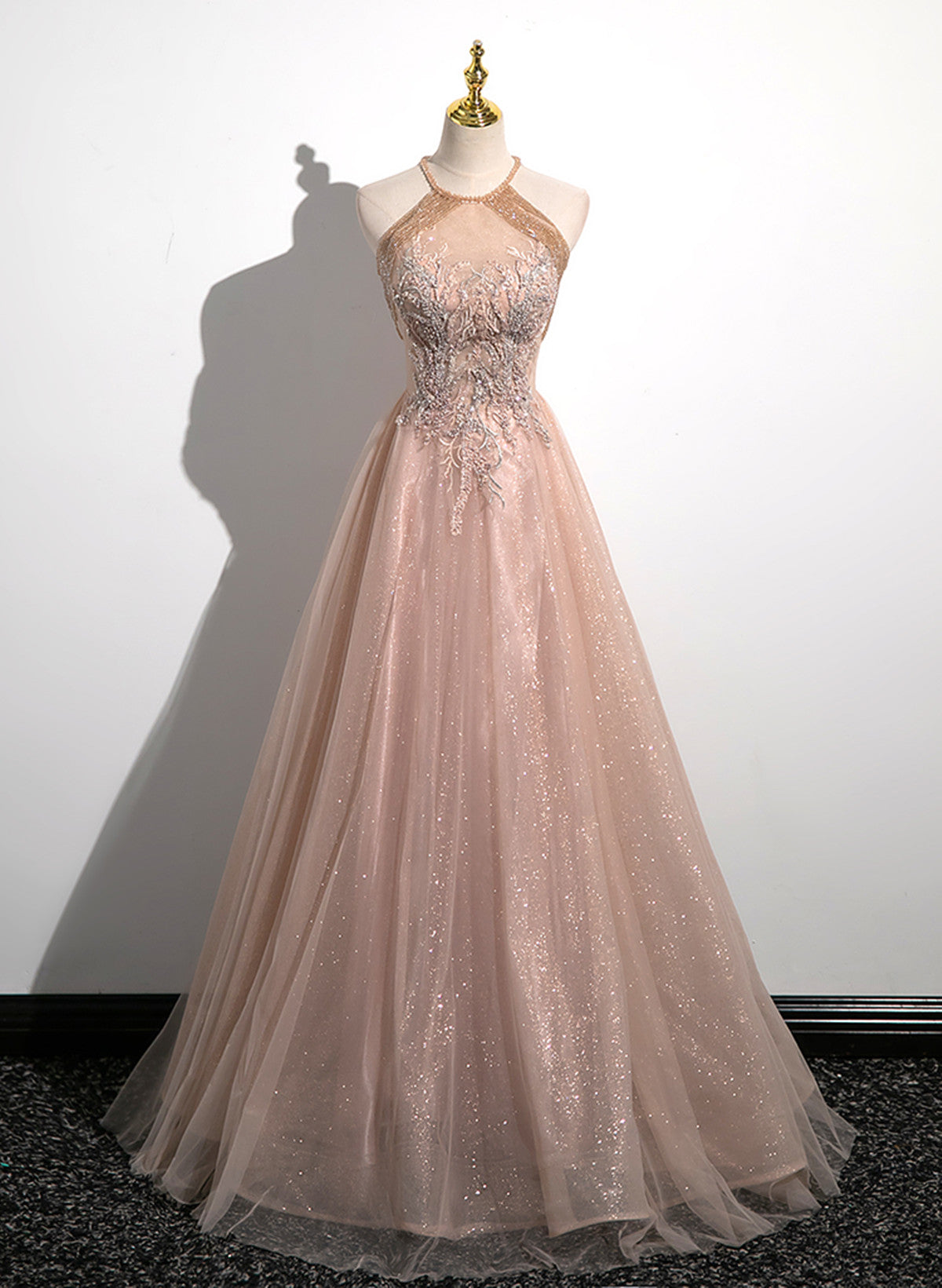 Precioso vestido de fiesta de tul con cuello halter y apliques de encaje en color rosa perla 