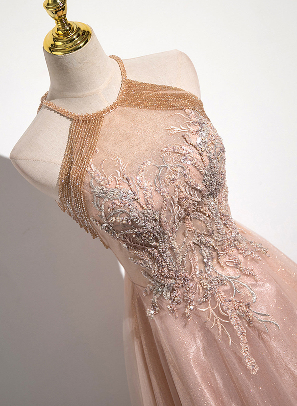 Precioso vestido de fiesta de tul con cuello halter y apliques de encaje en color rosa perla 