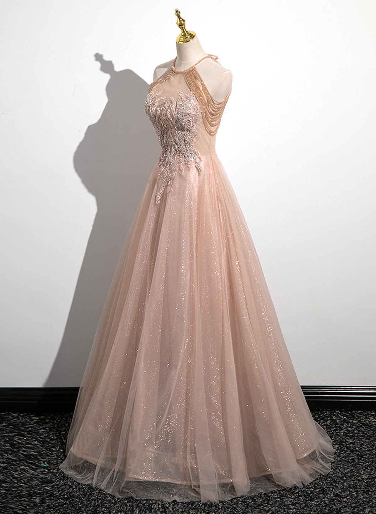 Precioso vestido de fiesta de tul con cuello halter y apliques de encaje en color rosa perla 