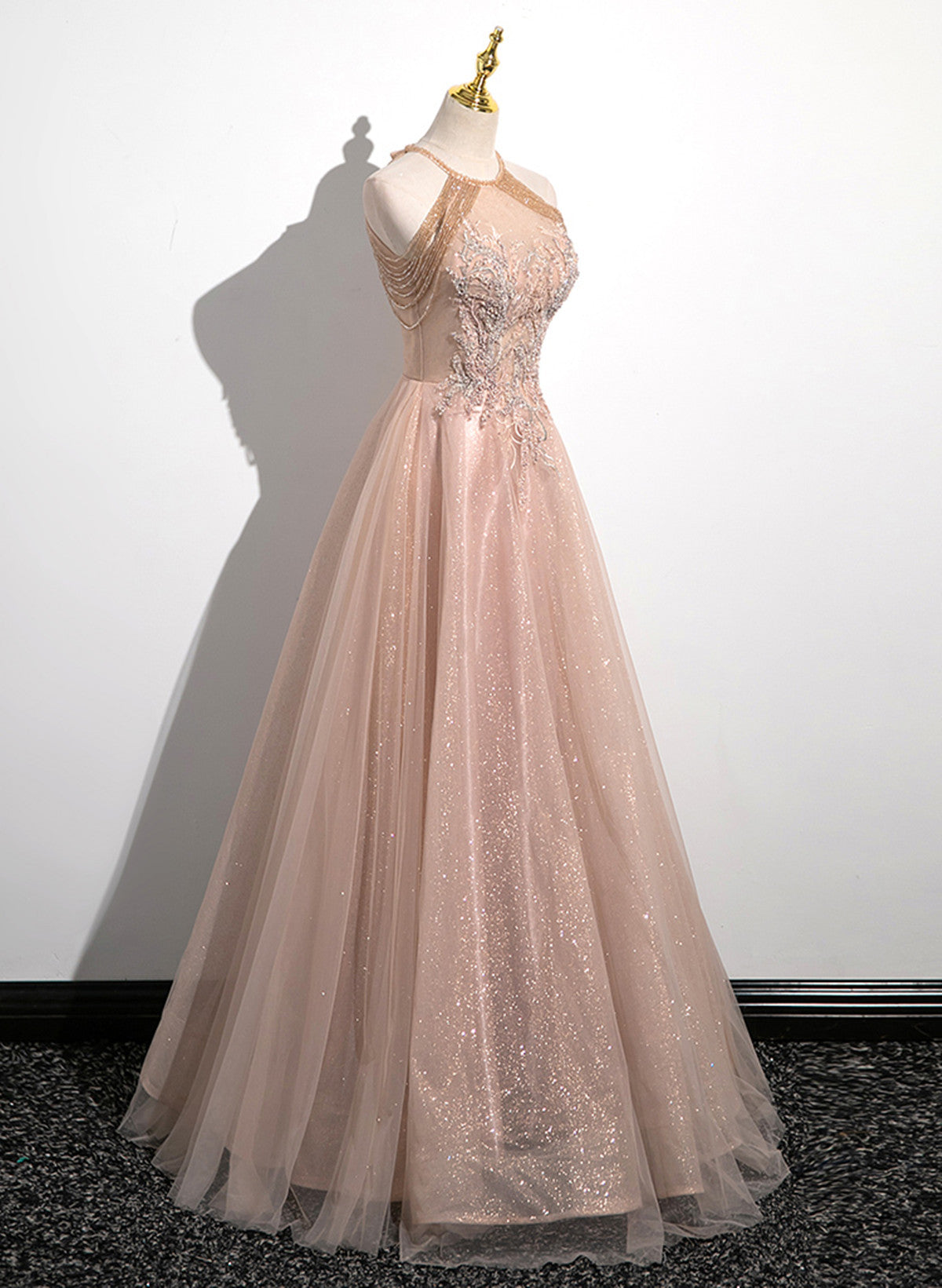 Precioso vestido de fiesta de tul con cuello halter y apliques de encaje en color rosa perla 
