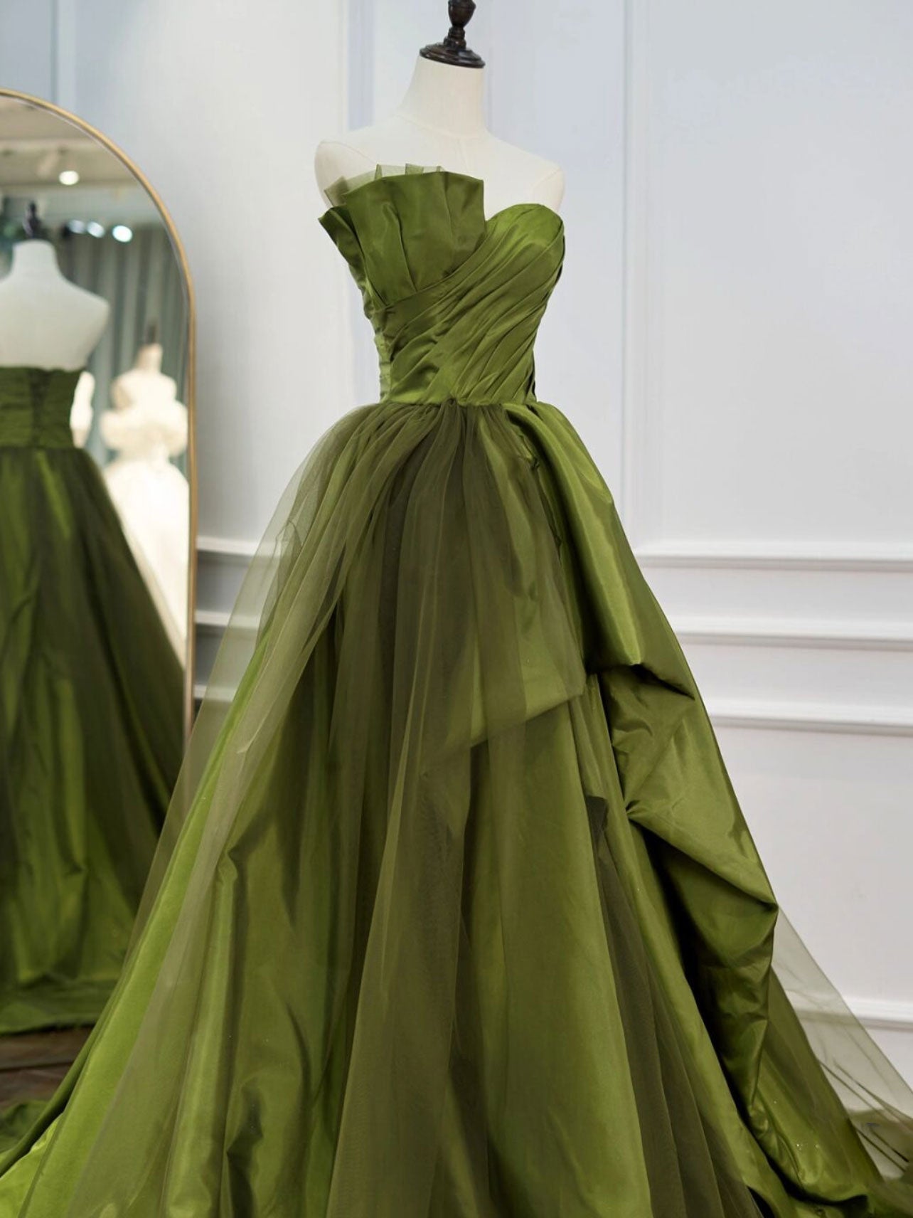 Vestidos de fiesta verdes con volantes escalonados y sin tirantes 
