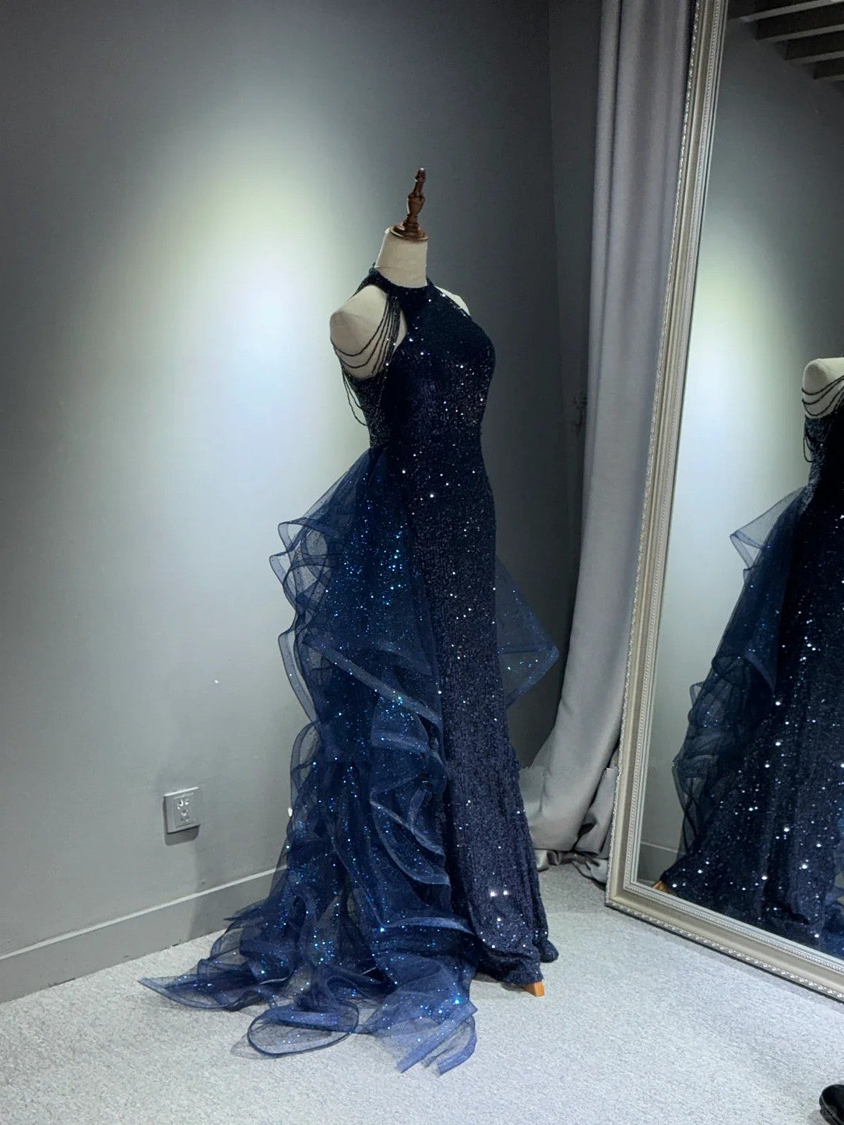 Elegante vestido de fiesta largo azul marino con lentejuelas y tul 