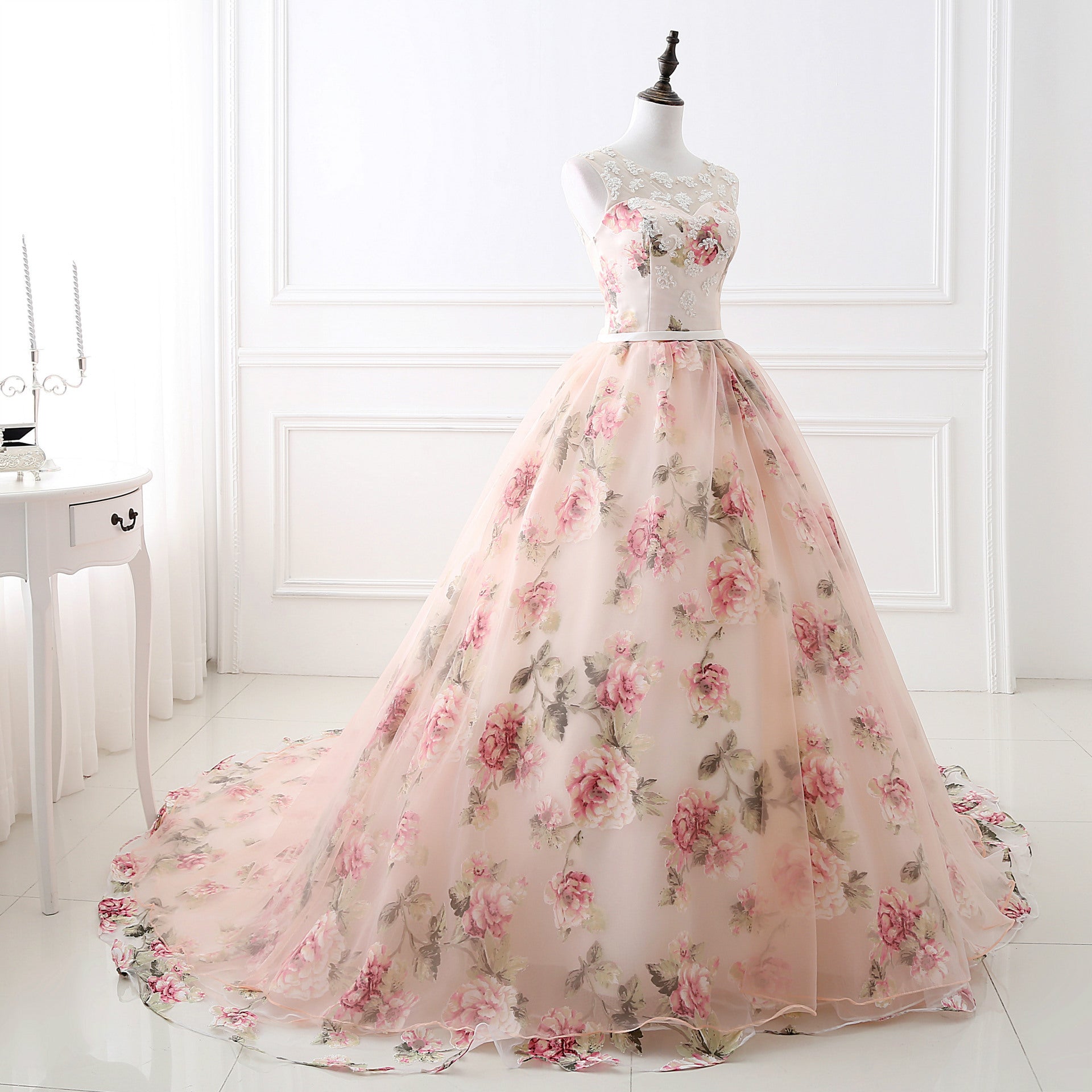 Hermoso vestido formal de organza con flores y encaje 