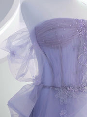 Vestido formal de tul morado claro con encaje y hombros descubiertos 