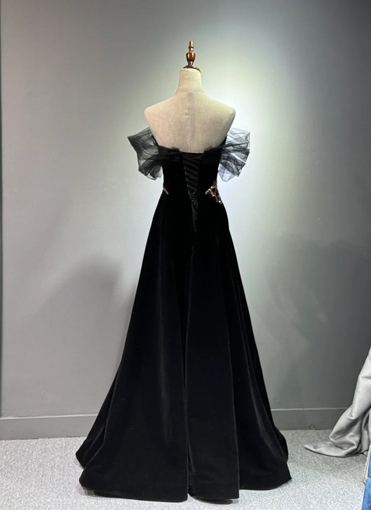 Vestido de fiesta negro de tul y terciopelo con hombros descubiertos 